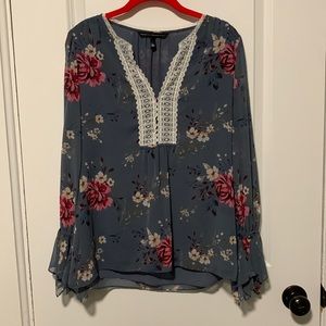 White House Black Market size 4 (small) floral blouse Great condition